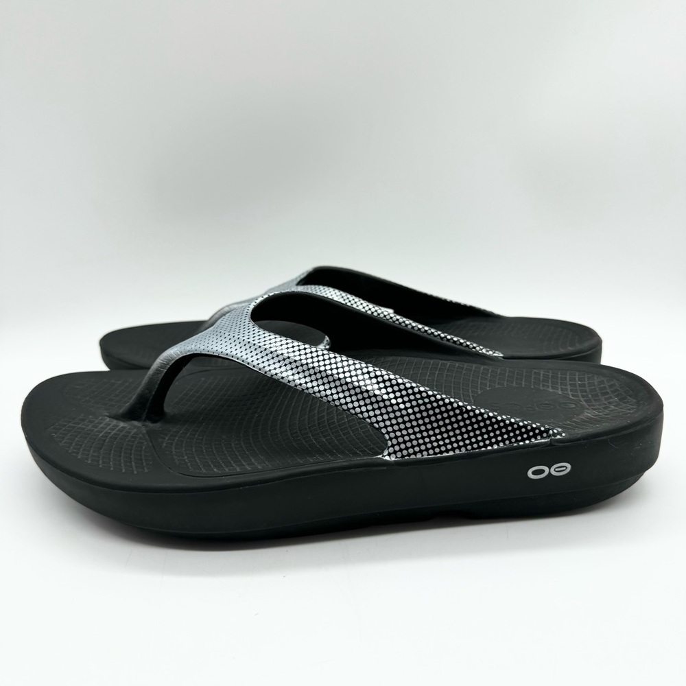OOFOS Women's Black and Silver Recovery Sandals